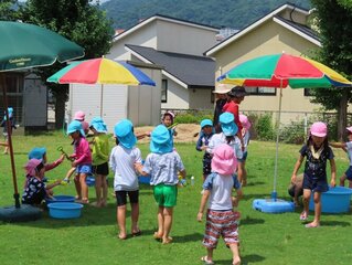 水遊びをしている子どもたちの写真