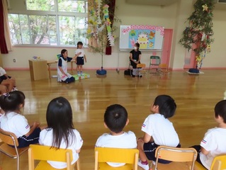 誕生会に参加している子どもたちの写真