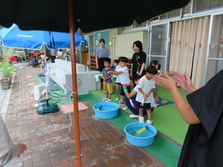 なつまつりで遊んでいる子どもたちの写真