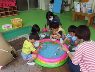 なつまつりで遊んでいる子どもたちの写真