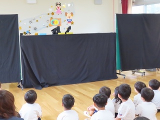 お話会に参加している子どもたちの写真