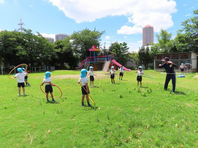 園庭で遊んでいる子どもたちの写真