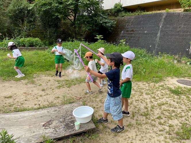 大きなシャボン玉チャレンジ中!