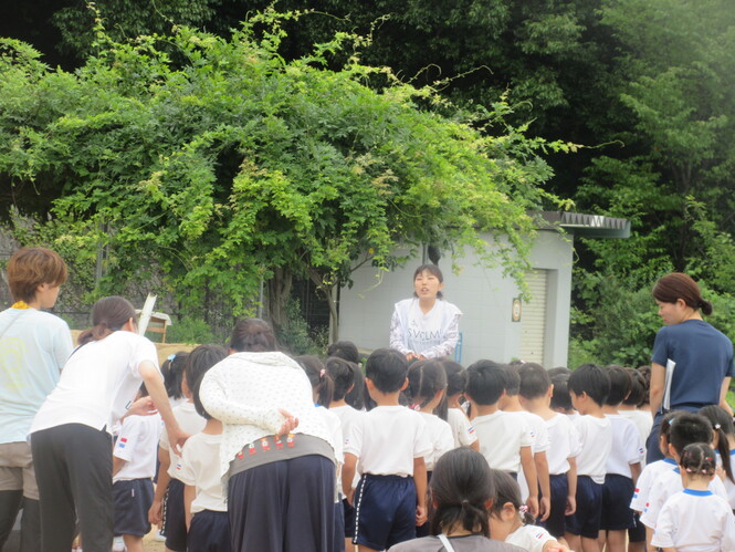 避難訓練の話を聞いている