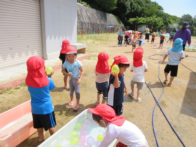 水風船を飛ばしている