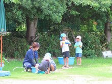 水遊びをしている子どもたちの写真