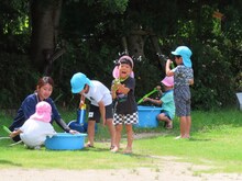 水遊びをしている子どもたちの写真