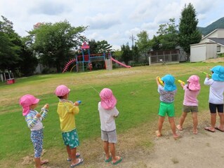 水遊びをしている子どもたちの写真