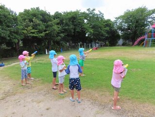 水遊びをしている子どもたちの写真