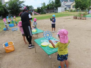 シャボン玉を作っている子どもたちの写真