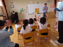 囲碁で遊んでいる子どもたちの写真