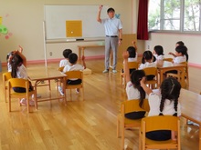 囲碁で遊んでいる子どもたちの写真