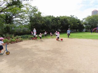 トンボになって遊んでいる子どもたちの写真