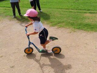 トンボになって遊んでいる子どもたちの写真