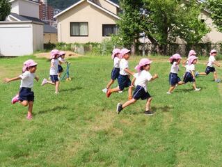 トンボになって遊んでいる子どもたちの写真