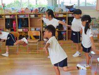 トンボになって遊んでいる子どもたちの写真