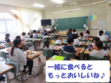 給食体験に参加している子どもたちの写真