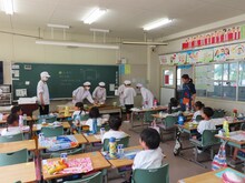 給食体験に参加している子どもたちの写真