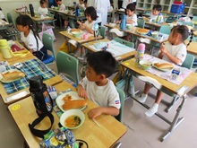 給食体験に参加している子どもたちの写真