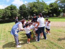 避難訓練に参加している子どもたちの写真