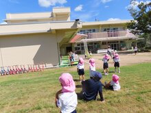 空を見上げている子どもたちの写真