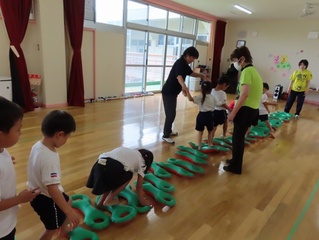 体を動かして遊んでいる子どもたちの写真