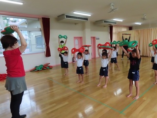 体を動かして遊んでいる子どもたちの写真