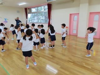 ダンスをしている子どもたちの写真