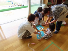 ひよこ組、ぱんだ組の子どもたちが遊んでいる写真