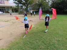 チョウチョウになって遊んでいる子どもたちの写真