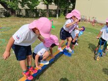 バッタになって遊んでいる子どもたちの写真