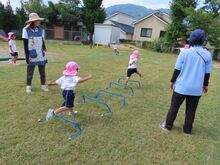 バッタになって遊んでいる子どもたちの写真