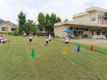かけっこをしている子どもたちの写真