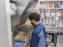 揚げ物をする写真