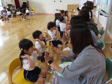 誕生会に参加している子どもたちの写真