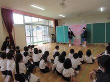 中学生と遊んでいる子どもたちの写真