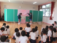 中学生と遊んでいる子どもたちの写真