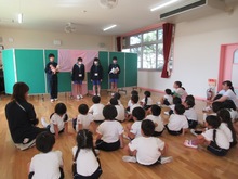 中学生と遊んでいる子どもたちの写真