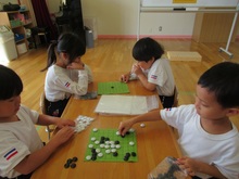 囲碁をして遊んでいる子どもたちの写真