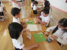 囲碁をして遊んでいる子どもたちの写真