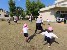 トンボになって遊んでいる子どもたちの写真