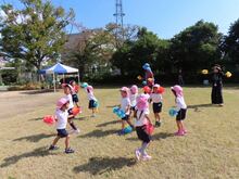 花になって遊んでいる子どもたちの写真