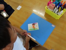 絵を描いている子どもたちの写真