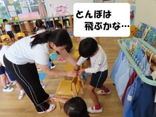 製作をしている子どもたちの写真