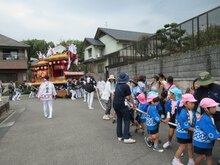 だんじりを曳いている子どもたちの写真