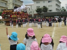 手打ちに参加している子どもたちの写真