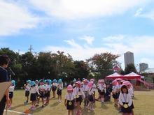 運動会に参加している子どもたちの写真