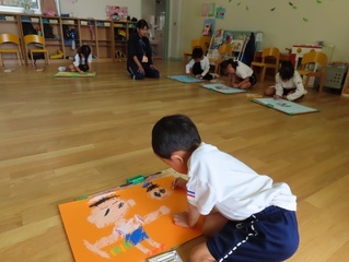 運動会の絵を描いている子どもたちの写真