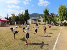 表現遊びをしている子どもたちの写真