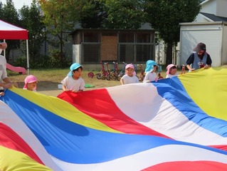 パラバルーンをしている子どもたちの写真